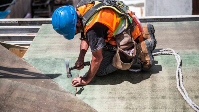 Serventes de obras trabalhando em canteiro de construção, representando oportunidades de trabalho na Construção Civil em Santa Cruz-RJ. oportunidade de trabalho